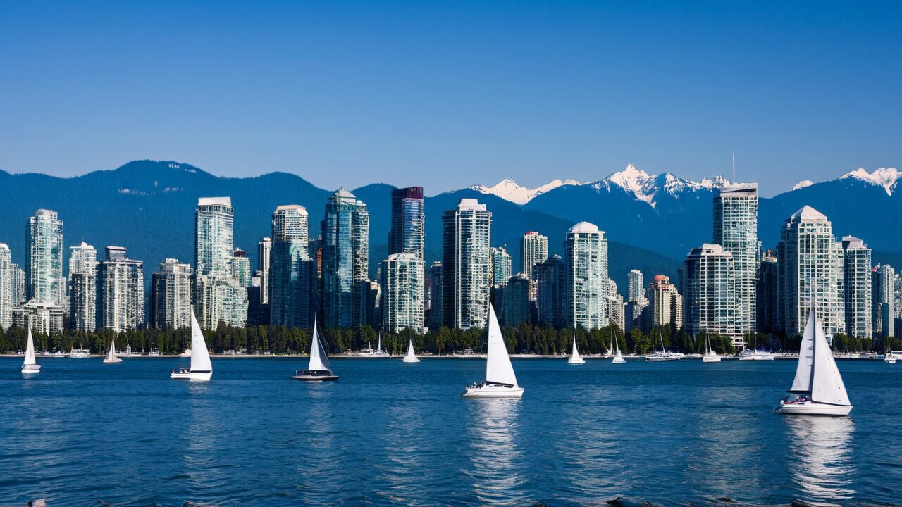 Vancouver skyline and harbour — city travel guide